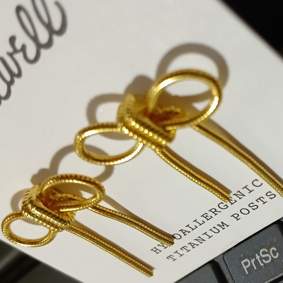 π₯NEWπ₯β€οΈMadewellβ€οΈSnake Chain Light Gold Beautiful Bow Earringsπ₯ - Picture 2 of 5